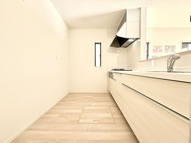 ◆2号棟◆〜Kitchen〜　自然光が入る窓のあるキッチン☆毎日使う場所だからこそ、使い勝手を考慮しました。ゆったりとしたキッチンコーナーは質感豊かな仕上がりとなっております。