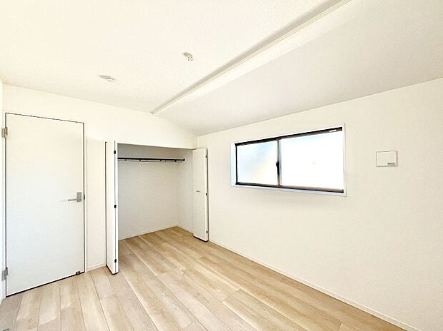 ◆2号棟◆〜Bed Room〜  全居室には収納クローゼットを完備！普段使いのお洋服や小物はもちろん、季節物のお洋服などもしっかりと整理整頓おしまい頂けます。  居室空間を広く使用できますね。