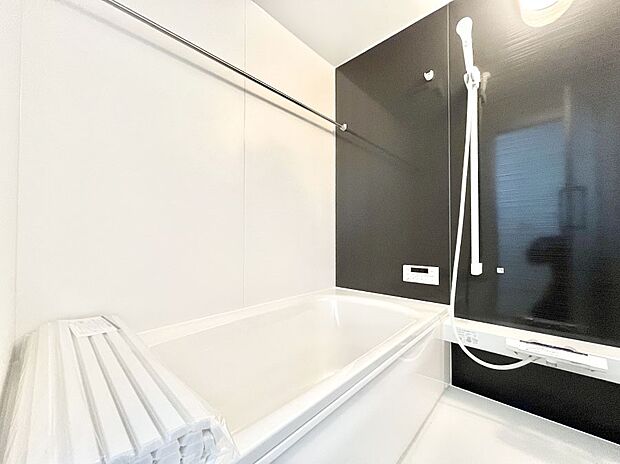 ◆2号棟◆〜Bath Room〜　足を伸ばして入浴することが可能！一日の疲れを癒す貴重なバスタイムです。お子様とご一緒でも十分な広さなので、リビングとは違った家族団欒のひと時をお楽しみいただけます。