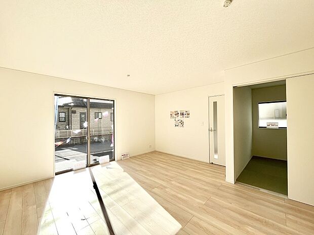 ◆2号棟◆〜Living〜　豊かな陽光がこの場所を照らしだす。光溢れるこの空間はみんなの笑顔が集う場所、時を忘れ、つきることのないたわいもない会話を楽しむ時間、たくさんの思いが綴られる場所。