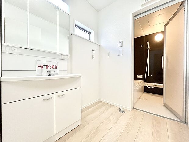 ◆2号棟◆〜Dressing Room〜　暗くなりがちな洗面所も窓があると採光と換気が可能なので気持ちよくお使い頂けます。三面鏡タイプの洗面台は鏡裏収納で散らかりがちな洗面所もスッキリ♪