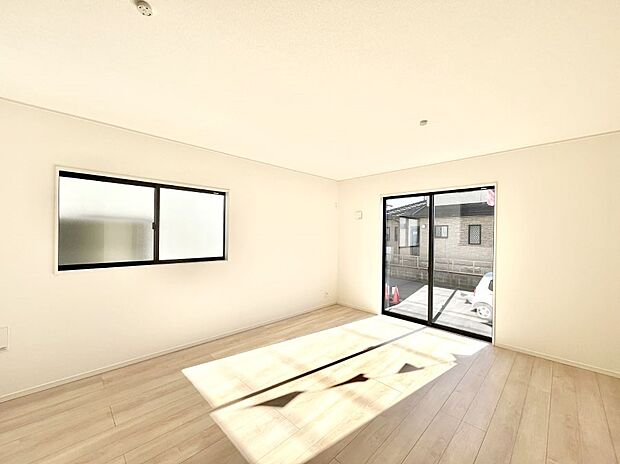 ◆1号棟◆〜Living〜　飽きの来ないシンプルでおしゃれなLDK。大きな窓から日差しが差し込むので室内も明るく、家族の憩いの場としてピッタリです。開放感と日当たりの良さを是非ご覧ください！