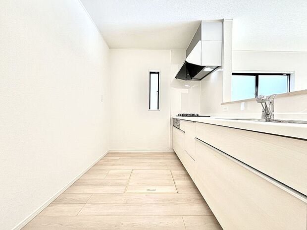 ◆1号棟◆〜Kitchen〜　自然光が入る窓のあるキッチン☆毎日使う場所だからこそ、使い勝手を考慮しました。ゆったりとしたキッチンコーナーは質感豊かな仕上がりとなっております。