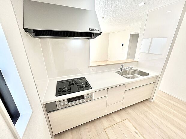 ◆1号棟◆〜Kitchen〜　「さぁ今日は何を作ろう」こんなキッチンなら思いっきり料理ができちゃいます。キッチンからはリビングが一望できます。家族がつながるお家がここにございます。