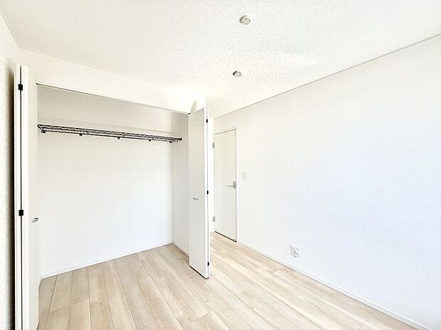 ◆1号棟◆〜Bed Room〜全居室には収納クローゼットを完備！普段使いのお洋服や小物はもちろん、季節物のお洋服などもしっかりと整理整頓おしまい頂けます。  居室空間を広く使用できますね。