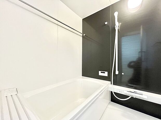 ◆1号棟◆〜Bath Room〜　足を伸ばして入浴することが可能！一日の疲れを癒す貴重なバスタイムです。お子様とご一緒でも十分な広さなので、リビングとは違った家族団欒のひと時をお楽しみいただけます。