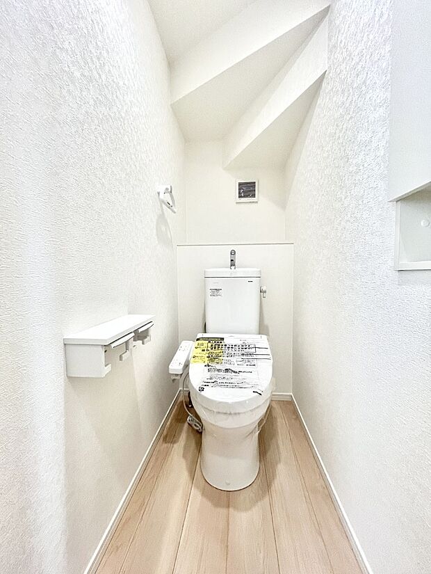 ◆1号棟◆〜Toilet〜　綺麗・スッキリ・快適なウォシュレット付トイレでくつろげる空間です。採光もあり明るく、快適空間となっております♪毎日使う場所だからこその配慮です！