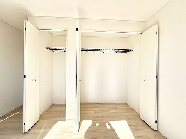 ◆1号棟◆〜Closet〜　壁面クローゼットがあればタンスを置く必要がなく、出っ張りのないスッキリ空間を維持できます。限られたスペースを有効に活用できそう。衣類や趣味の品などたっぷり収納出来ますね♪