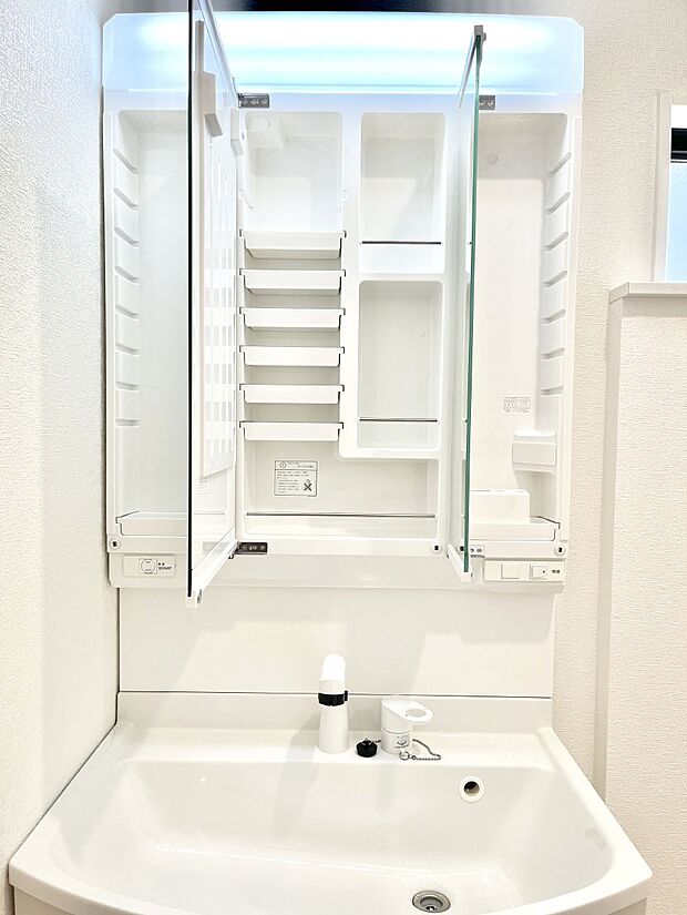 ◆1号棟◆三面鏡の裏に、化粧品や衛生用品などを収納可能。洗面台をすっきりと保ちます！