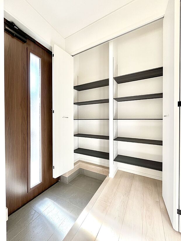 ◆1号棟◆たっぷり収納できるシューズボックスで家族全員の靴も、玄関すっきり。  