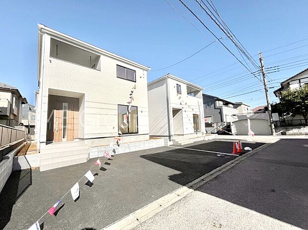 〜Exterior〜　前面道路は閑静な住宅地をはしる車通りの少ない道路。駐車の出し入れもらくらくです！ご不明点・現地見学のご希望は、お気軽にお問い合わせください！