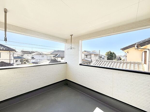 ◆1号棟◆〜Balcony〜　インナーバルコニーは洗濯物を干すスペースとして急な雨で洗濯物が濡れてしまうのを防いでくれます◎チェアでくつろいだり、夏には周りを気にせずビニールプールが楽しめますね♪