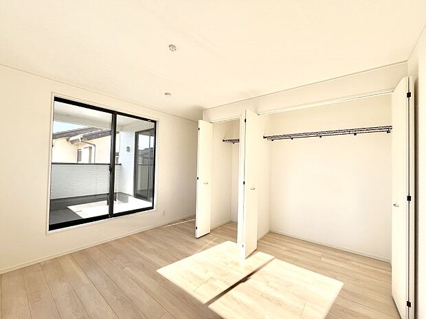 ◆1号棟◆〜Bed Room〜  「今日も一日お疲れ様」とご夫婦でゆったりくつろげる寝室。  毎日の家事やお仕事に疲れた日はフカフカのベットで癒されてください。テレビや本棚をおいても快適な広さが自慢♪