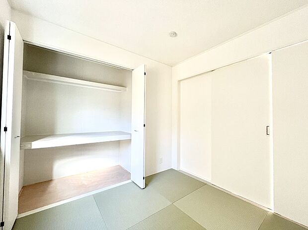 ◆1号棟◆〜Japanese Room〜　LDK隣接の和室は、アイロンがけなど奥様の家事スペースとして、また小さなお子様のいるご家庭ではお昼寝やおむつ替えの場としてご活用いただけます。