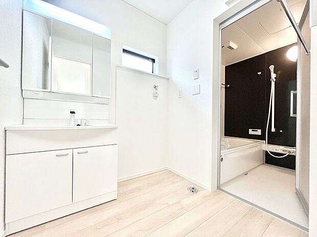 ◆1号棟◆〜Dressing Room〜　暗くなりがちな洗面所も窓があると採光と換気が可能なので気持ちよくお使い頂けます。三面鏡タイプの洗面台は鏡裏収納で散らかりがちな洗面所もスッキリ♪