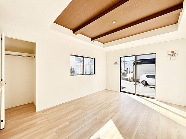 〜Living〜　飽きの来ないシンプルでおしゃれなLDK。大きな窓から日差しが差し込むので室内も明るく、家族の憩いの場としてピッタリです。開放感と日当たりの良さを是非ご覧ください！
