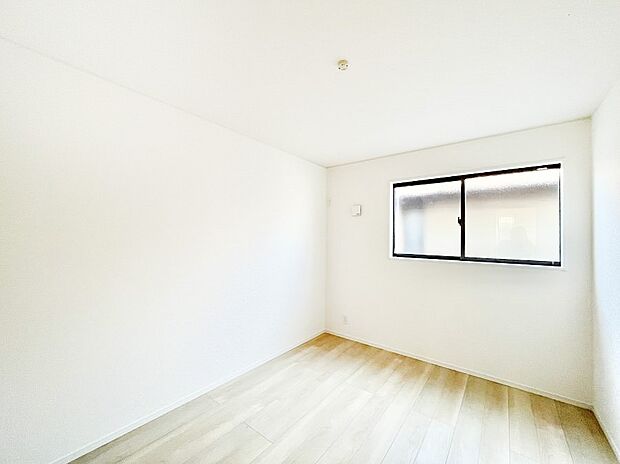 〜Bed Room〜　子供部屋はお子様にとって大変重な役割があります。子供一人で過ごす空間を与えることで、宿題や勉強時間も自然と増えまた自ら部屋の片付けや掃除なども促すことに繋がります。
