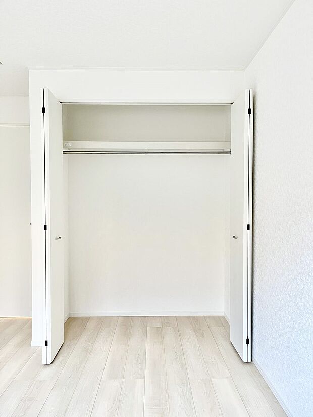 〜Closet〜　壁面クローゼットがあればタンスを置く必要がなく、出っ張りのないスッキリ空間を維持できます。限られたスペースを有効に活用できそう。季節の衣類や趣味の品などたっぷり収納出来ますね♪
