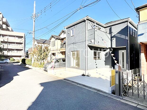 〜Exterior〜　前面道路は閑静な住宅地をはしる車通りの少ない道路。駐車の出し入れもらくらくです！ご不明点・現地見学のご希望は、お気軽にお問い合わせください！