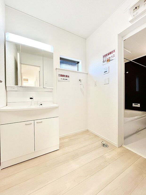 〜Dressing Room〜　暗くなりがちな洗面所も窓があると採光と換気が可能なので気持ちよくお使い頂けます。三面鏡タイプの洗面台は鏡裏収納で散らかりがちな洗面所もスッキリ♪