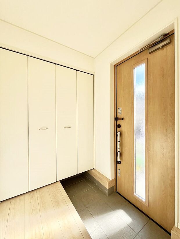 明るい玄関はお客様をお出迎えするのにぴったりです！ 