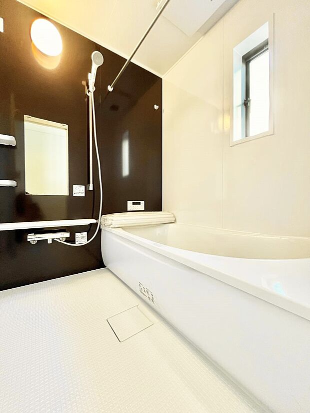 ~Bath Room~ 落ち着いた雰囲気の浴室で明日に向けてリフレッシュ。浴室乾燥機能も付いているので隣の洗濯機置き場で洗い上がった洗濯物を、雨の日も天気を気にせず乾燥させることも可能です。