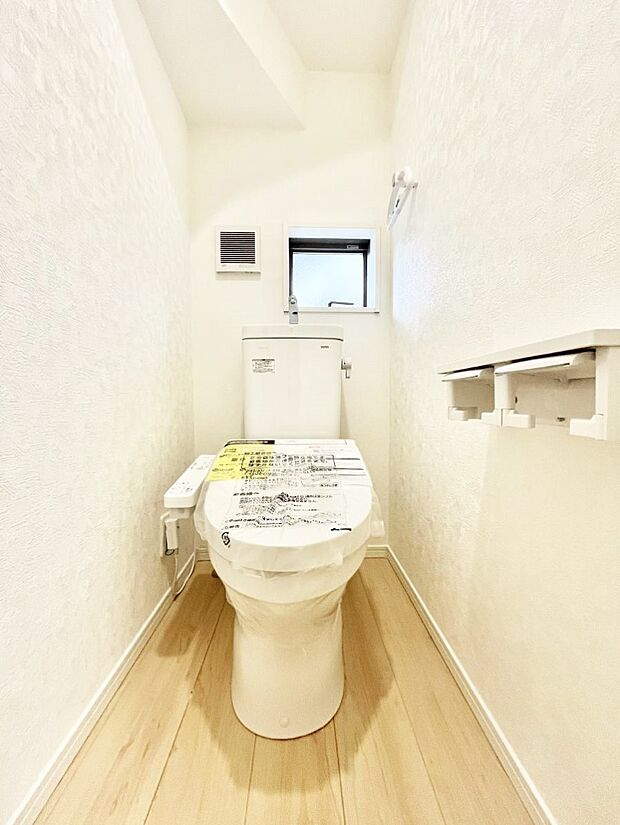 ~Toilet~ 綺麗・スッキリ・快適なウォシュレット付トイレでくつろげる空間です。1、2階共にトイレスペース!採光もあり明るく、快適空間となっております♪毎日使う場所だからこその配慮です!