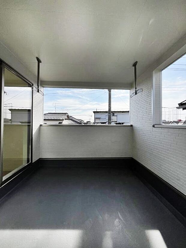 ~Balcony~ インナーバルコニーは洗濯物を干すスペースとして急な雨で洗濯物が濡れてしまうのを防いでくれます◎チェアでくつろいだり、夏には周りを気にせずビニールプールが楽しめますね♪