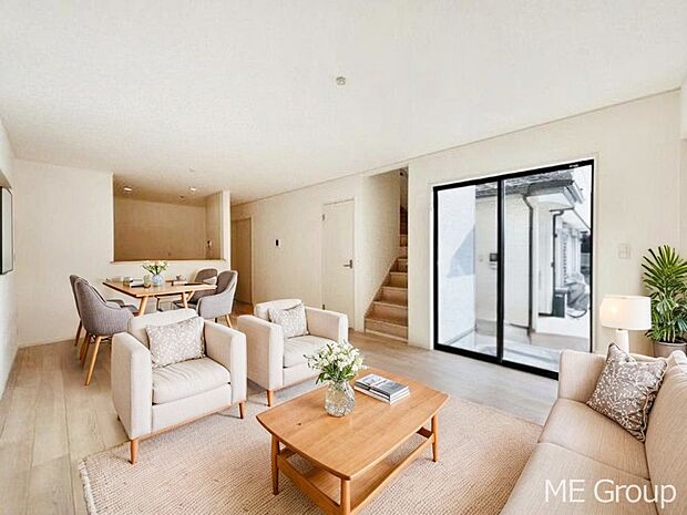 ◆2号棟◆〜Living〜　リビングに階段のある間取り♪家族のコミュニケーションがスムーズに取れますね♪ゆとりある暮らしと心地よい住環境が紡ぐ贅沢な時間をご家族みんなでお過ごし下さい※家具はCGです