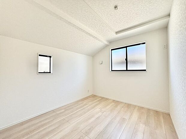 ◆2号棟◆〜Bed Room〜　2面採光を確保した明るい室内は、風通しも良く、大変居心地の良い空間となっております。爽やかな風を感じて起きる朝は、快適生活の始まりに！日当たりや通風がとても良い住まい♪