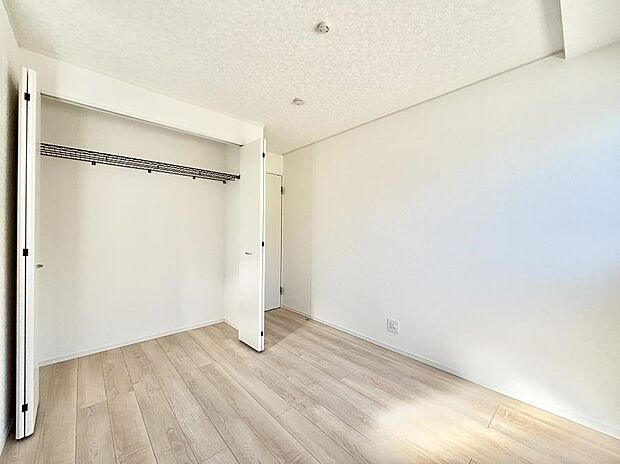 ◆2号棟◆〜Bed Room〜 全居室には収納クローゼットを完備！普段使いのお洋服や小物はもちろん、季節物のお洋服などもしっかりと整理整頓おしまい頂けます。 居室空間を広く使用できますね。