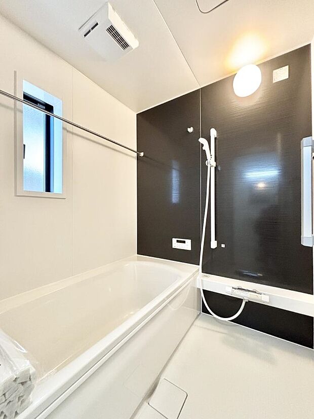 ◆2号棟◆〜Bath Room〜　窓付きのバスルームは、採光もあり明るく気持ちの良い空間です。窓があることで、換気環境も良好。ゆったり寛げるバスルームで、毎日のバスタイムが楽しみになりそうです。