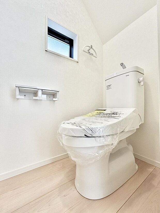 ◆2号棟◆〜Toilet〜　清潔感のある水回り♪トイレはウォシュレット付きです◎トイレは毎日使わざるを得ないもの。いつも清潔を保ちたいですね。トイレが2ヶ所あるので朝の混雑時に便利です！