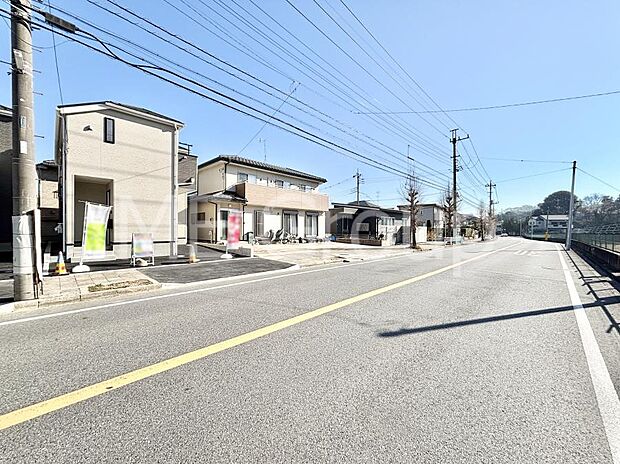 〜Exterior〜　前面道路は閑静な住宅地をはしる車通りの少ない道路。駐車の出し入れもらくらくです！ご不明点・現地見学のご希望は、お気軽にお問い合わせください！