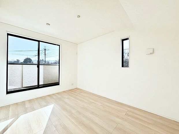 ◆2号棟◆〜Bed Room〜　木の温もりがやさしいフローリングは安らぎをもたらすプライベート空間。明るめのフローリングですので、壁紙ともマッチし、お部屋を更に広く見せてくれる効果も。