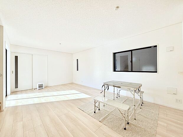 ◆2号棟◆〜Living〜　豊かな陽光がこの場所を照らしだす。光溢れるこの空間はみんなの笑顔が集う場所、時を忘れ、つきることのないたわいもない会話を楽しむ時間、たくさんの思いが綴られる場所。