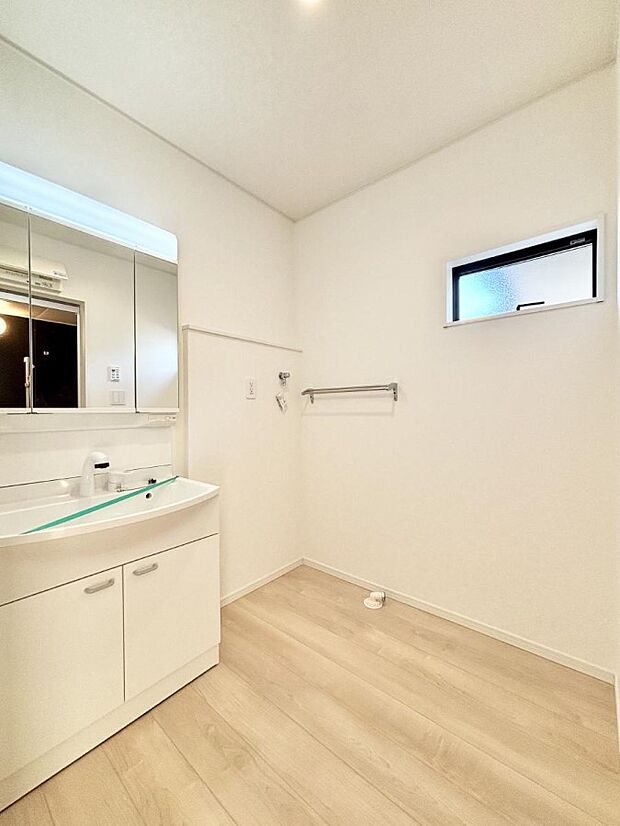 ◆2号棟◆〜Dressing Room〜　暗くなりがちな洗面所も窓があると採光と換気が可能なので気持ちよくお使い頂けます。三面鏡タイプの洗面台は鏡裏収納で散らかりがちな洗面所もスッキリ♪
