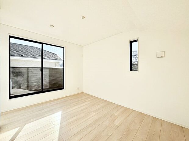 ◆1号棟◆〜Bed Room〜　木の温もりがやさしいフローリングは安らぎをもたらすプライベート空間。明るめのフローリングですので、壁紙ともマッチし、お部屋を更に広く見せてくれる効果も。