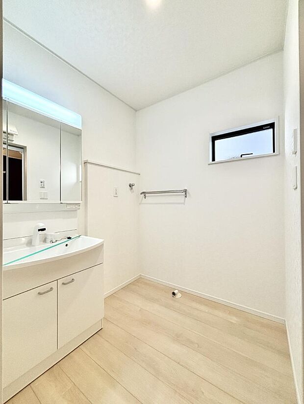 ◆1号棟◆〜Dressing Room〜　暗くなりがちな洗面所も窓があると採光と換気が可能なので気持ちよくお使い頂けます。三面鏡タイプの洗面台は鏡裏収納で散らかりがちな洗面所もスッキリ♪