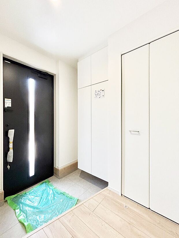 ~Entrance~ 家の中でお客様を迎える最初の場所である玄関は、家の印象そのものです!豊富な玄関収納で、常に綺麗に保つことが出来ます♪玄関にはたっぷり収納の下駄箱を完備!