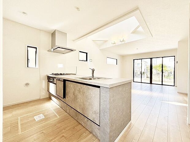 ~Kitchen~ 自然光が入る窓のあるキッチン☆毎日使う場所だからこそ、使い勝手を考慮しました。ゆったりとしたキッチンコーナーは質感豊かな仕上がりとなっております。