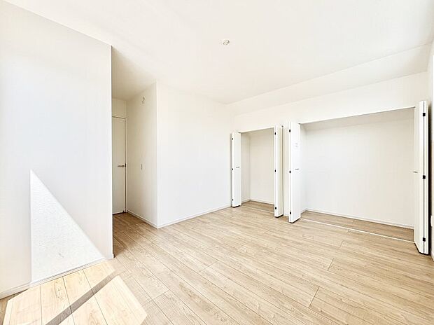 ~Bed Room~ 居室には収納クローゼットを完備!普段使いのお洋服や小物はもちろん、季節物のお洋服などもしっかりと整理整頓おしまい頂けます。 居室空間を広く使用できますね。