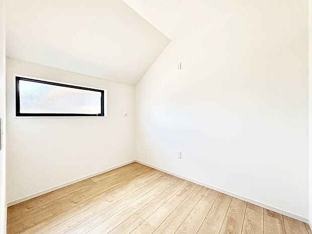 ~Bed Room~ 子供部屋はお子様にとって大変重な役割があります。子供一人で過ごす空間を与えることで、宿題や勉強時間も自然と増えまた自ら部屋の片付けや掃除なども促すことに繋がります。
