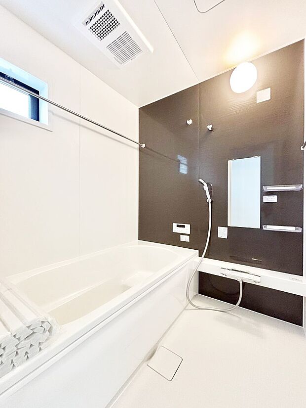 ~Bath Room~ 落ち着いた雰囲気の浴室で明日に向けてリフレッシュ。浴室乾燥機能も付いているので隣の洗濯機置き場で洗い上がった洗濯物を、雨の日も天気を気にせず乾燥させることも可能です。