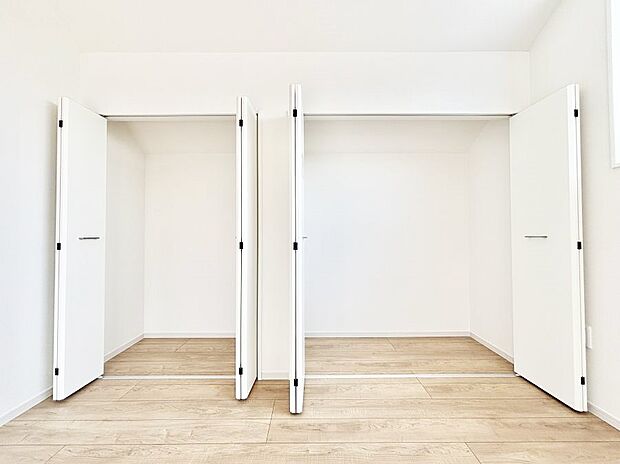 ~Closet~ 壁面クローゼットがあればタンスを置く必要がなく、出っ張りのないスッキリ空間を維持できます。限られたスペースを有効に活用できそう。季節の衣類や趣味の品などたっぷり収納出来ますね♪