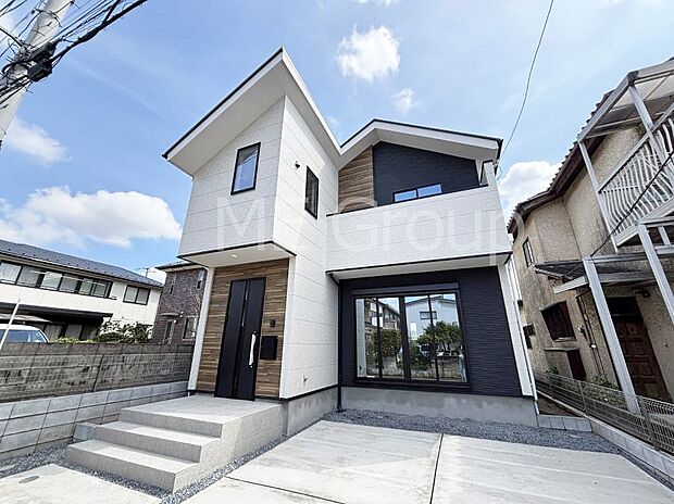 ~Exterior~ 一戸建ての大きなメリットは、自分達の「土地」を「自由に」使える事です。ガーデニングやDIY,車やバイクの趣味など様々な用途で利用できます。