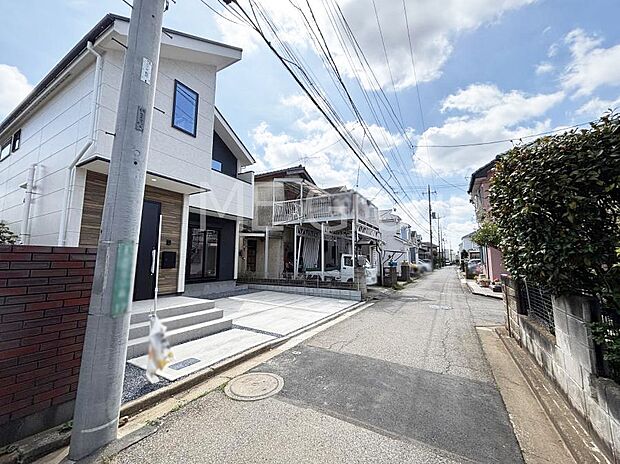 ~Exterior~ 前面道路は閑静な住宅地をはしる車通りの少ない道路。駐車の出し入れもらくらくです!ご不明点・現地見学のご希望は、お気軽にお問い合わせください!