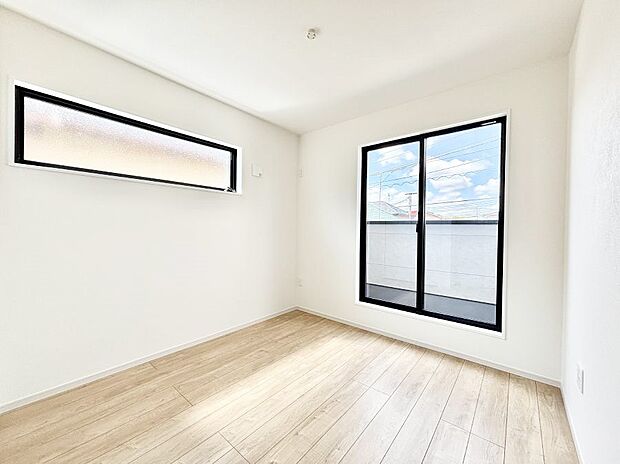 ~Bed Room~ バルコニーからの採光で朝もスッキリ目が覚めそうですね!穏やかな光が差し込む室内には、穏やかな時間が流れます。休日には、落ち着いた空間で自分の趣味を楽しむのはいかがですか。