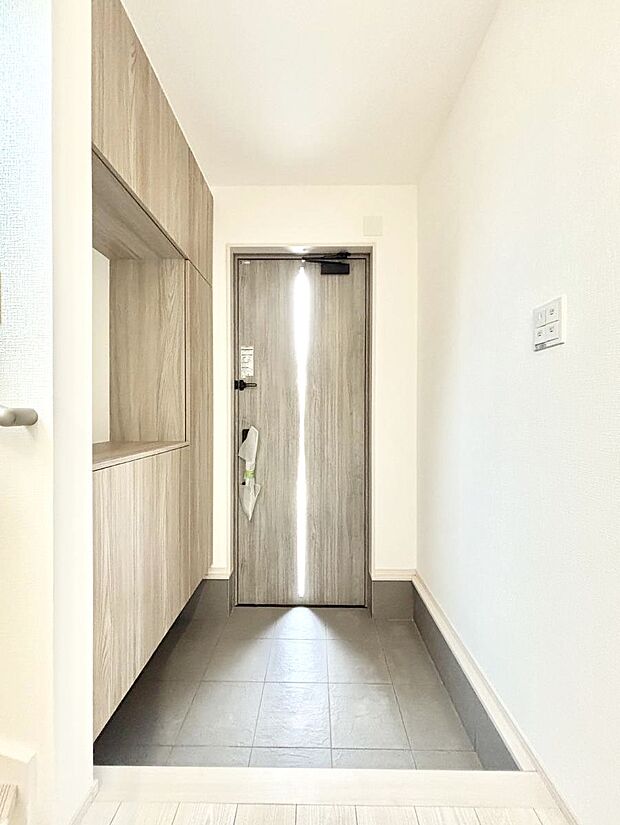◆1号棟◆~Entrance~ 家の中でお客様を迎える最初の場所である玄関は、家の印象そのものです!豊富な玄関収納で、常に綺麗に保つことが出来ます♪玄関にはたっぷり収納の下駄箱を完備!