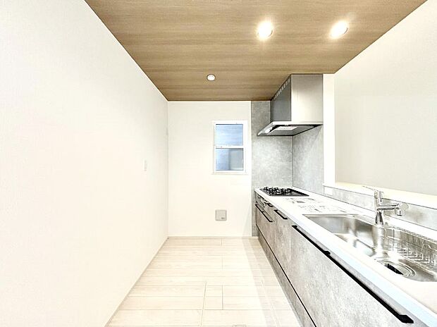 ◆1号棟◆~Kitchen~ 自然光が入る窓のあるキッチン☆毎日使う場所だからこそ、使い勝手を考慮しました。ゆったりとしたキッチンコーナーは質感豊かな仕上がりとなっております。